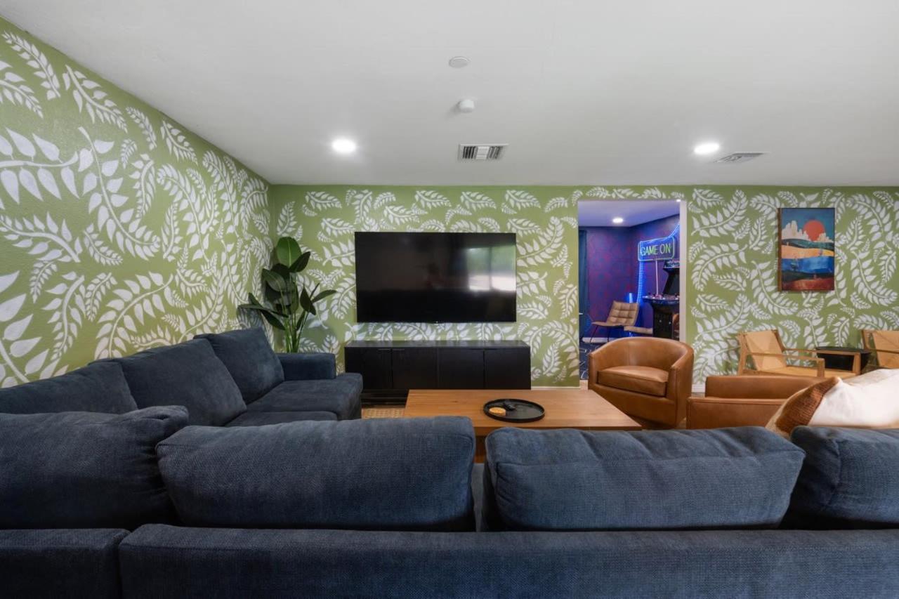 Is It - Great Location -13 Beds - Pool - Gym *